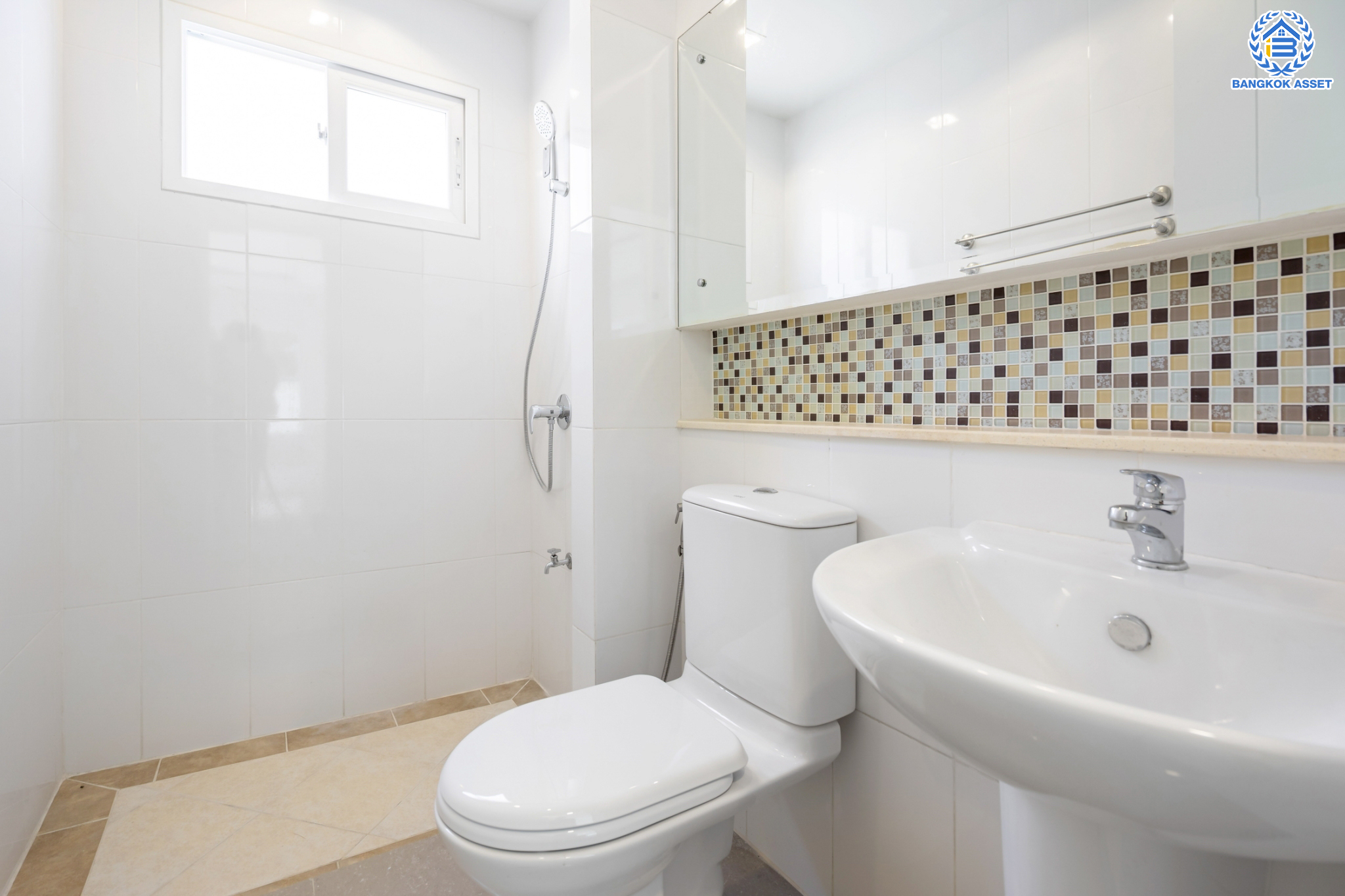 บ้านมือสองตกแต่งใหม่ ม.เดอะเซนโทร วัชรพล บ้านเดี่ยวจากแบรนด์ AP เนื้อที่ 56 ตร.ว. ฟังก์ชัน 3 ห้องนอน 3 ห้องน้ำ จอดรถได้ 2 คัน Facilities ครบครัน บนทำเลเชื่อมต่อหลายเส้นทาง ถ.รามอินทรา ถ.สายไหม และ ถ.พหลโยธิน ใกล้สนามบินดอนเมือง ทางด่วน "รามอินทรา" และรถไฟฟ้าสายสีเขียว "สถานีคูคต"